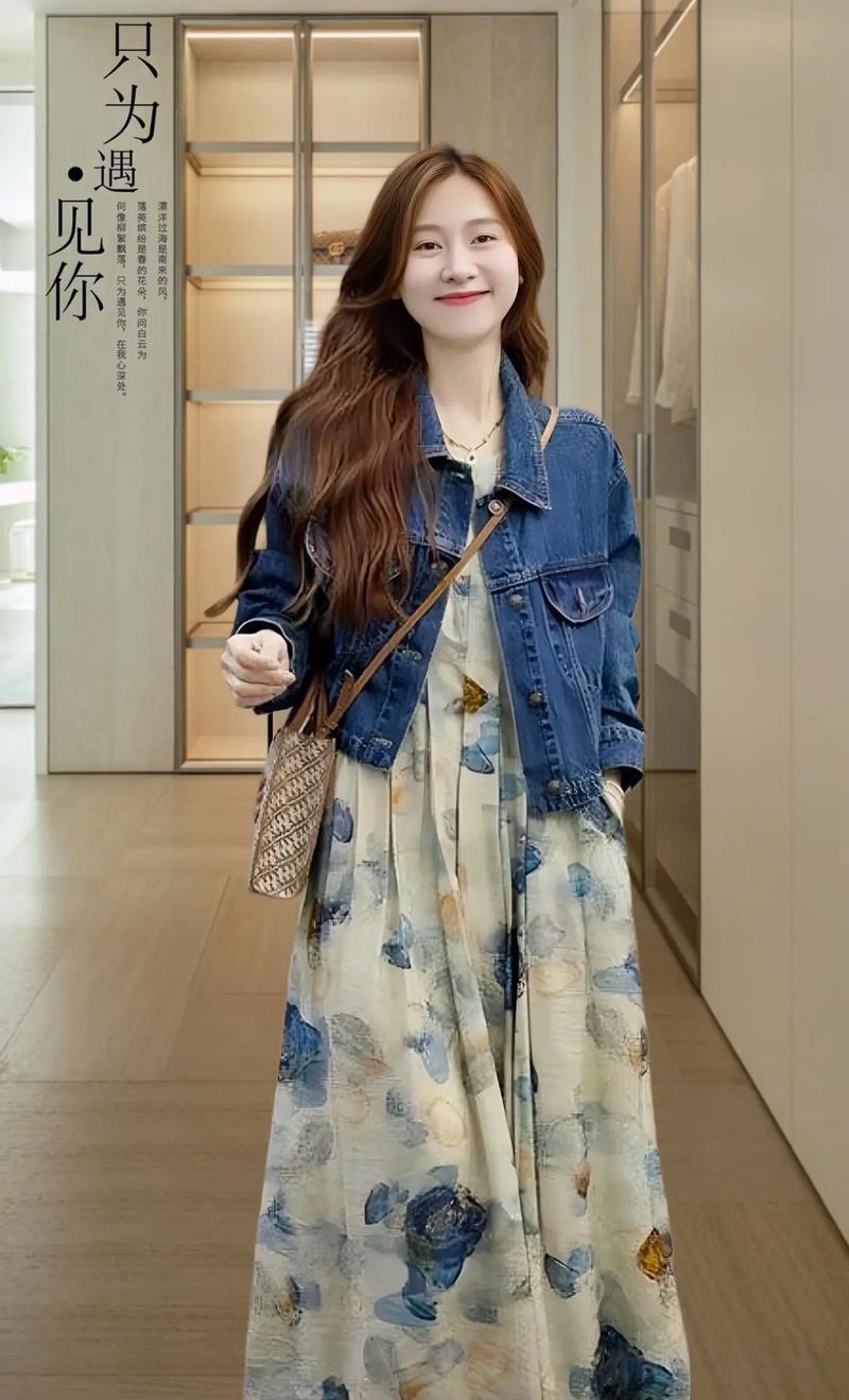 吊带连衣短裙怎么搭配外套