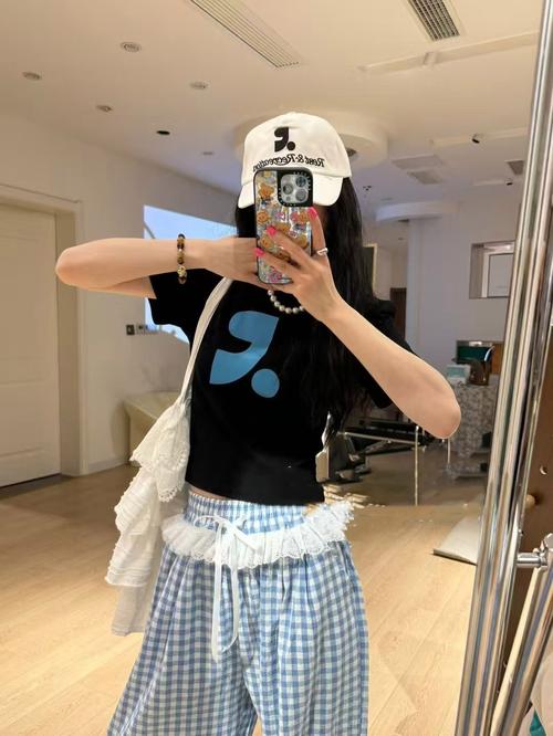 女生印花短袖t恤怎么搭配图片