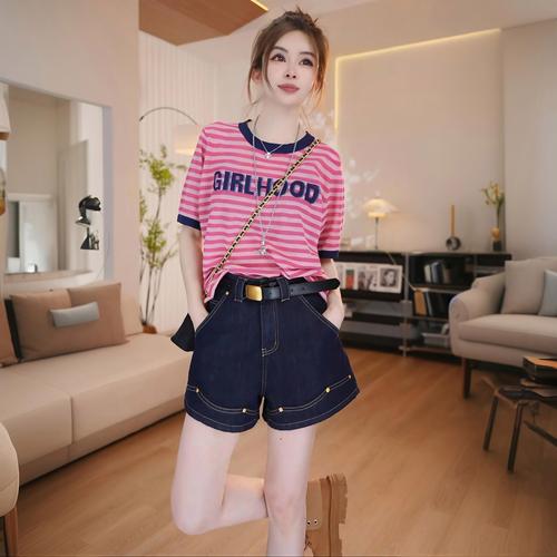 针织t恤女怎么搭配什么裤子好看