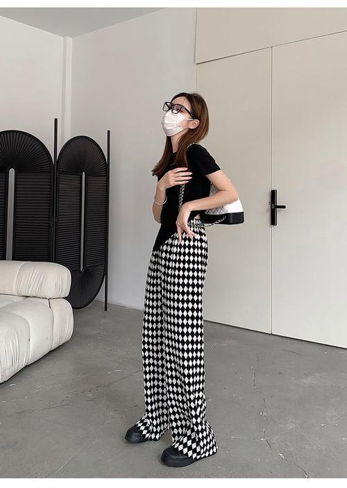 阔腿裤黑白点点怎么搭配上衣