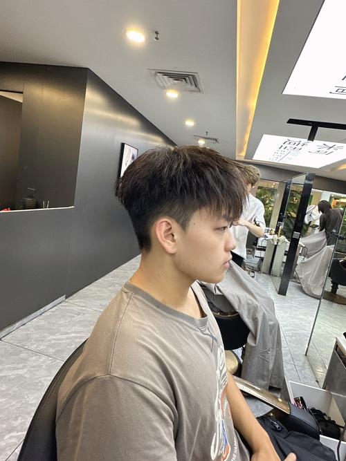 自然卷男生适合什么发型