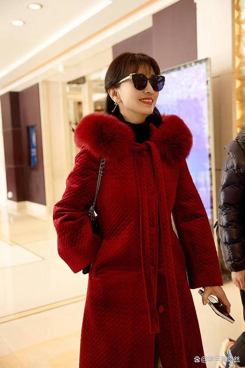 大红色妮子大衣怎么搭配围巾好看图片搜索