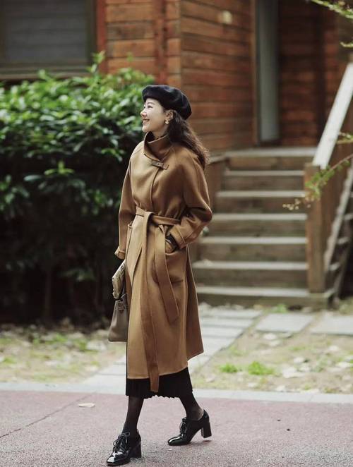 驼色薄款风衣怎么搭配