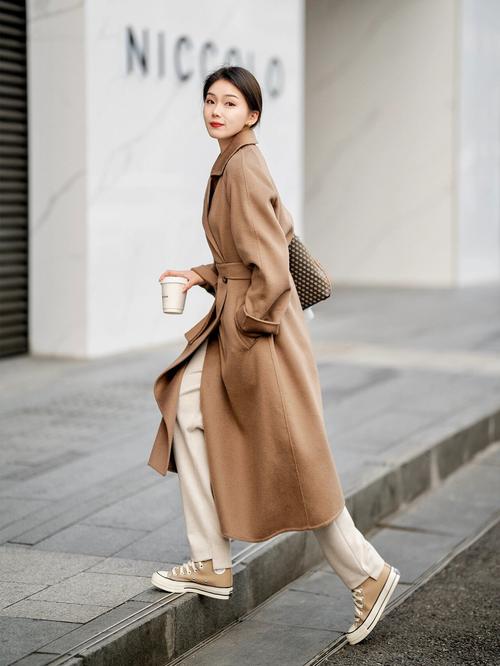 驼色薄款风衣怎么搭配