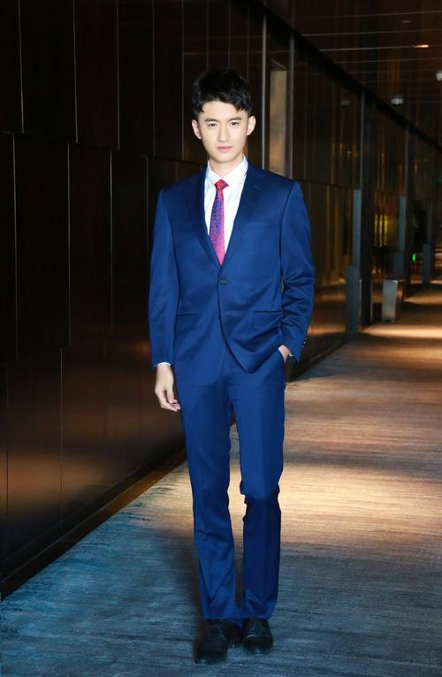 蓝西装配什么领带