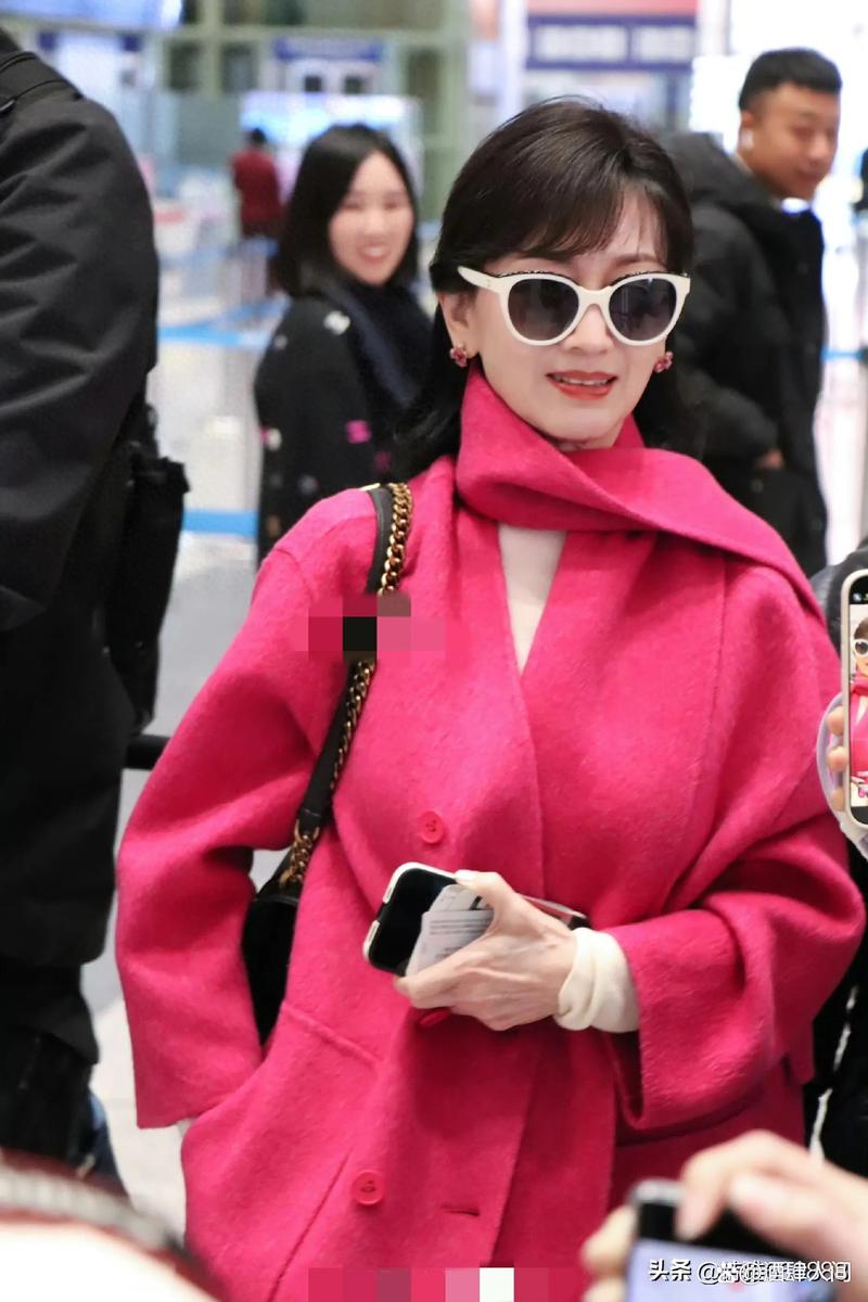 大红色妮子大衣怎么搭配围巾好看