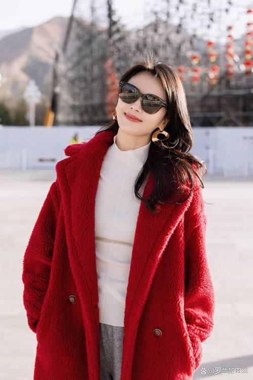 大红色妮子大衣怎么搭配围巾好看