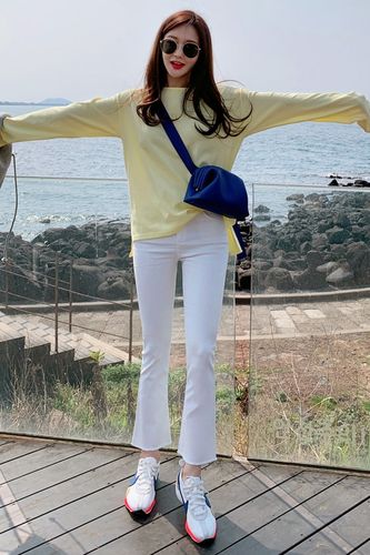 白色九分喇叭裤怎么搭配衣服