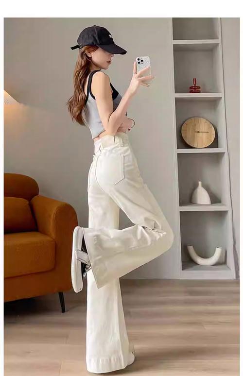 白色九分喇叭裤怎么搭配衣服