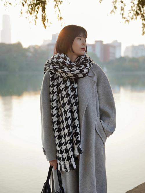 毛衣大衣外套怎么搭配围巾好看图片