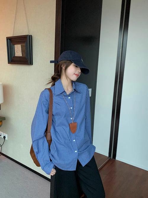 夏季蓝色格子衬衫怎么搭配