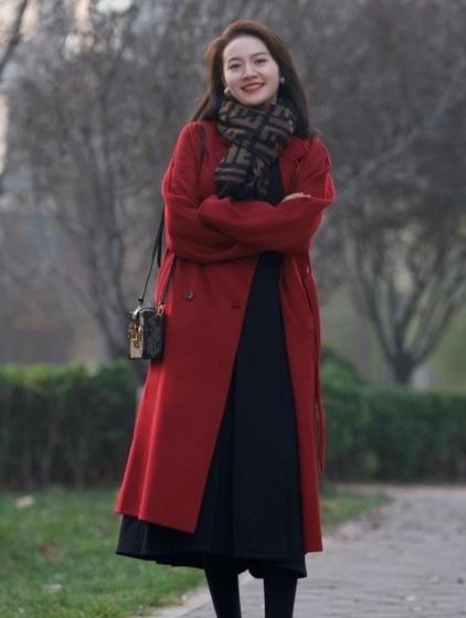 大红色妮子大衣怎么搭配围巾