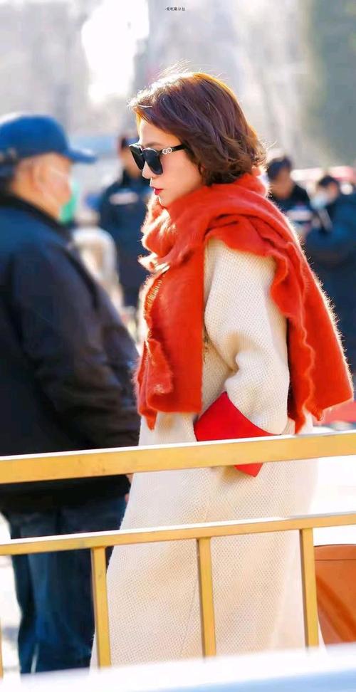 大红色妮子大衣怎么搭配围巾