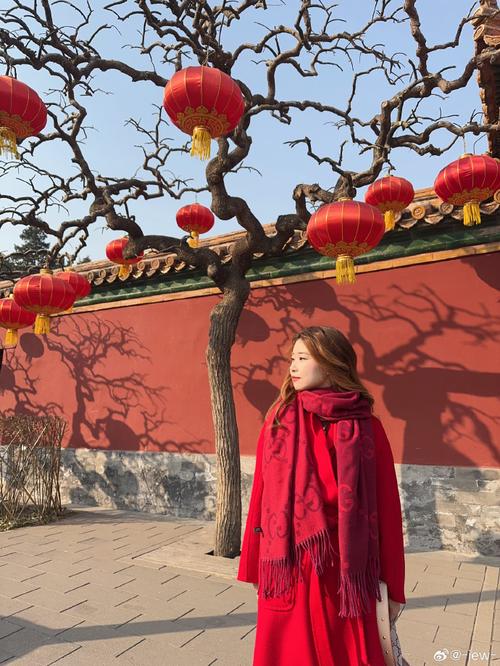 大红色妮子大衣怎么搭配围巾