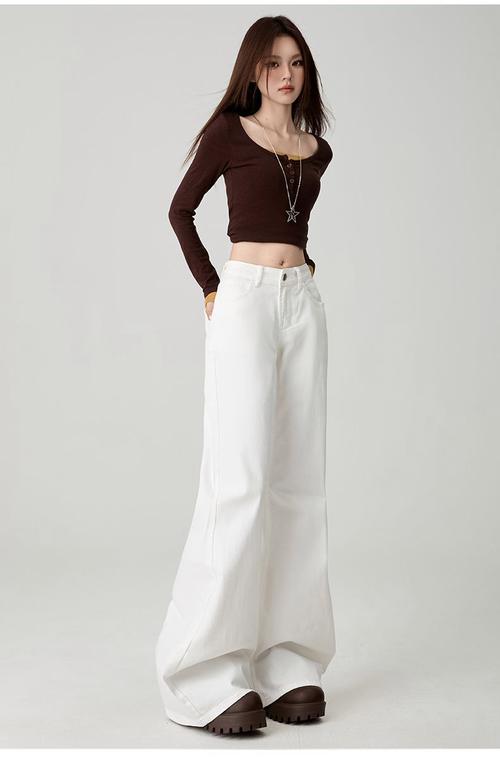 白色九分喇叭裤怎么搭配