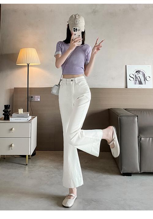 白色九分喇叭裤怎么搭配