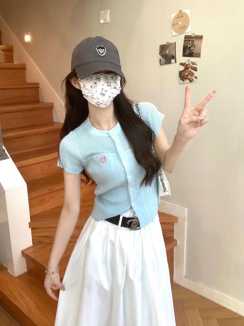 夏季短袖针织衫怎么搭配