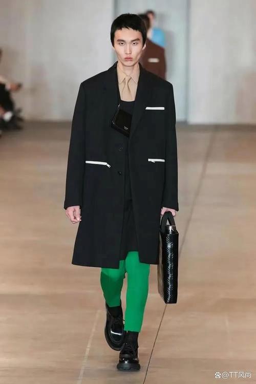 长款的男士黑色大衣怎么搭配什么裤子