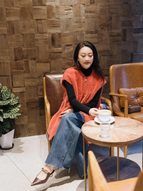 中长款暗橘色皮草马甲怎么搭配