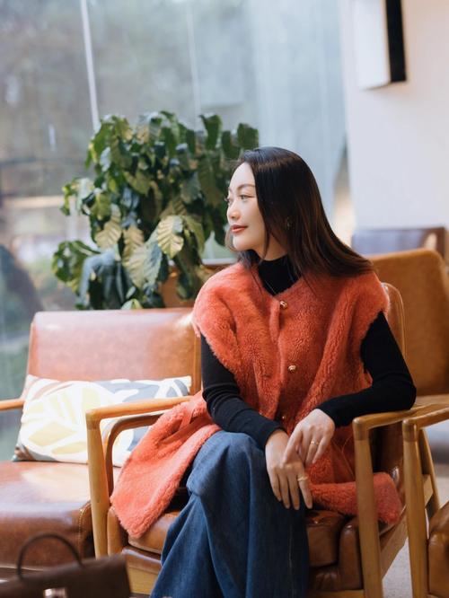 中长款暗橘色皮草马甲怎么搭配