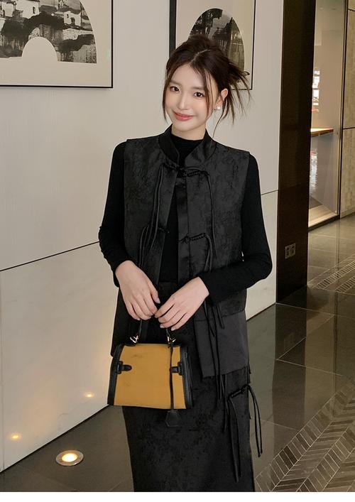 黑色中长款马甲怎么搭配