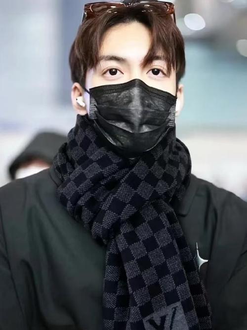 黑色衣服搭配什么围巾