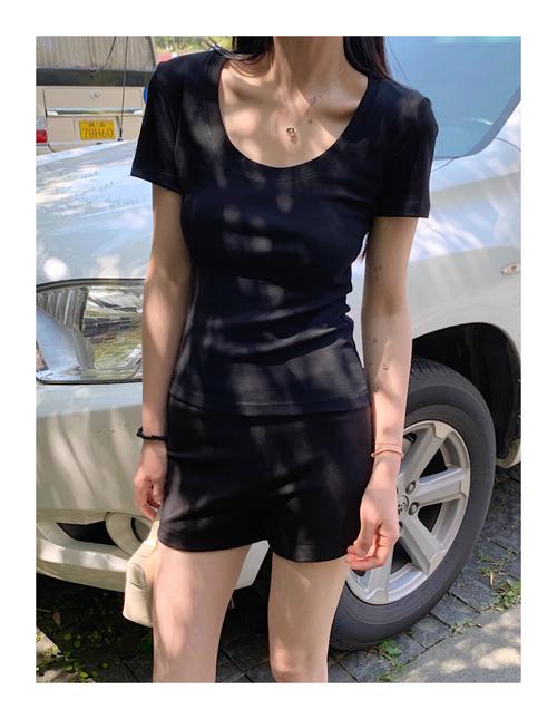 低领黑色黑草怎么搭配