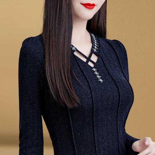 低领黑色黑草怎么搭配