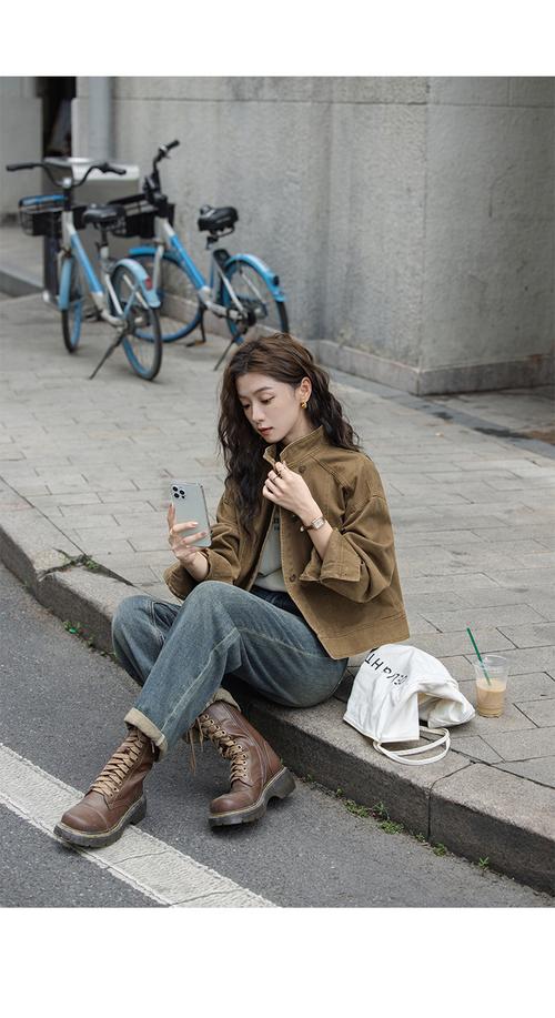 咖啡色夹克怎么搭配