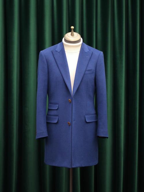 男士蓝色呢子大衣怎么搭配