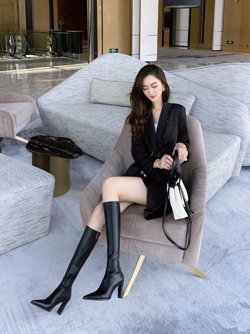 咖啡色长靴怎么搭配