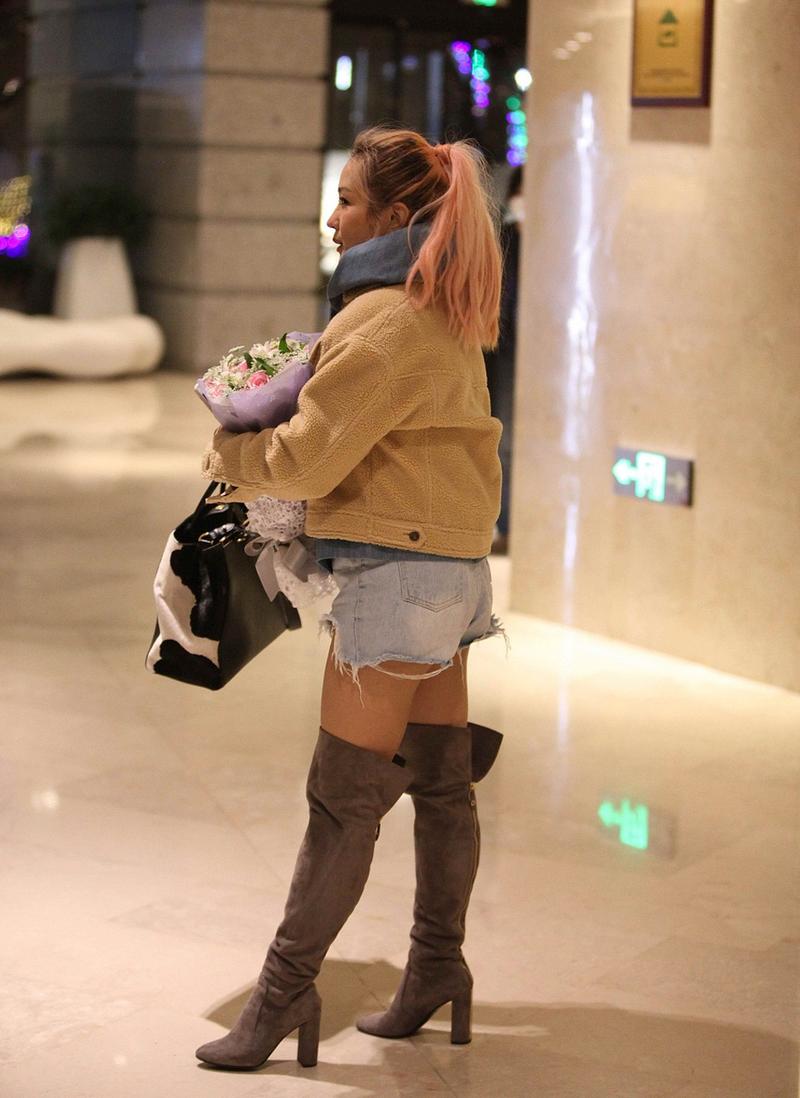 咖啡色长靴怎么搭配