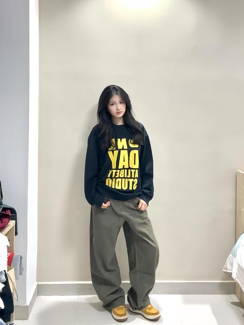 圆领卫衣怎么搭配外套