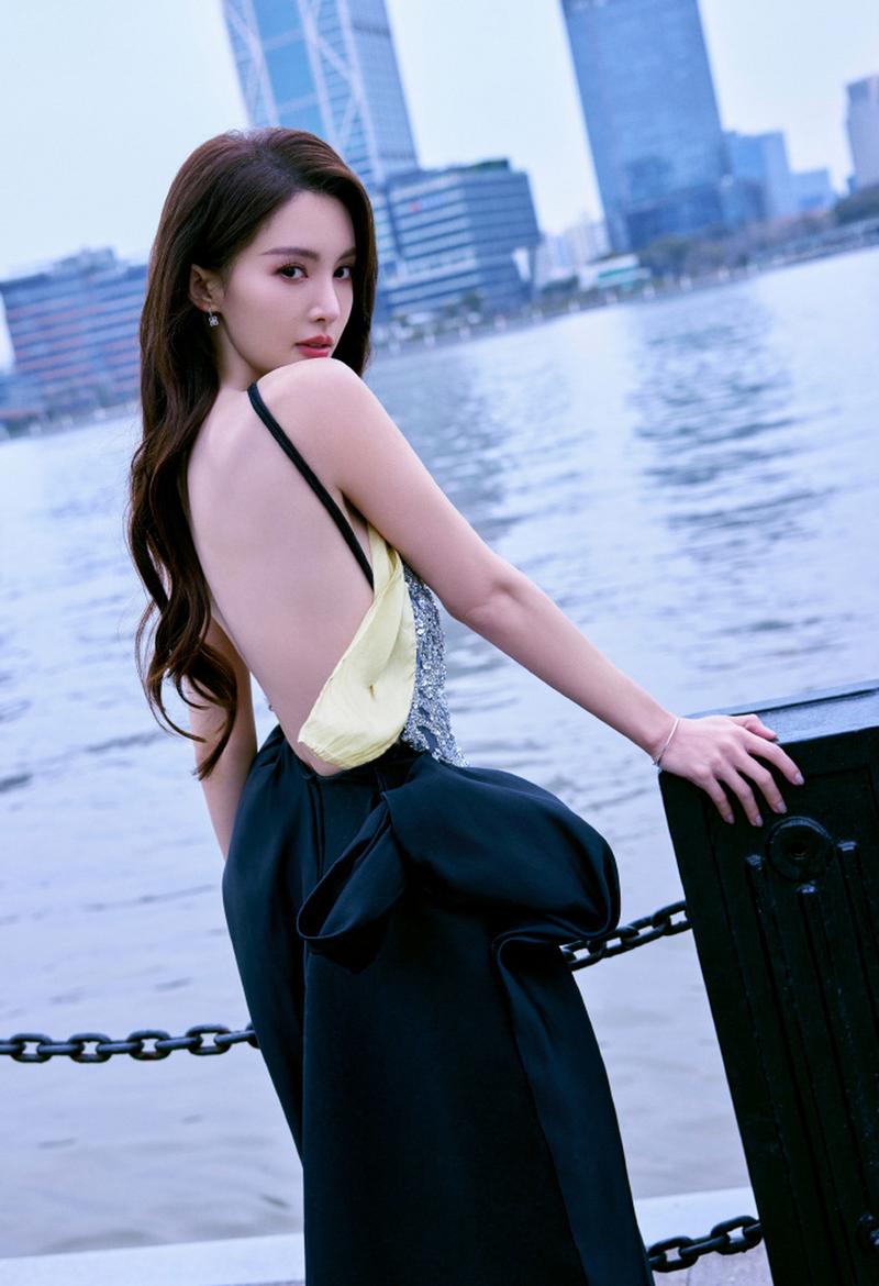 蓝色抹胸长裙怎么搭配