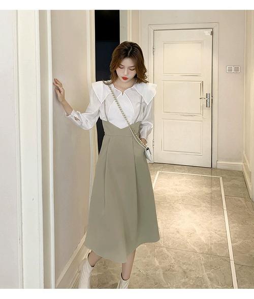 高腰背带长款伞裙怎么搭配