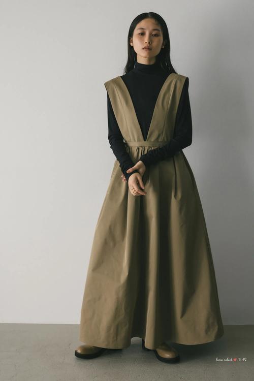 高腰背带长款伞裙怎么搭配