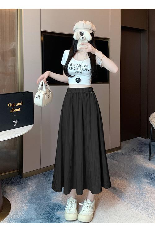 高腰背带长款伞裙怎么搭配