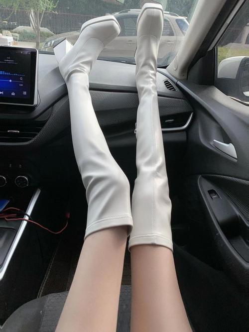 白色过膝长靴怎么搭配