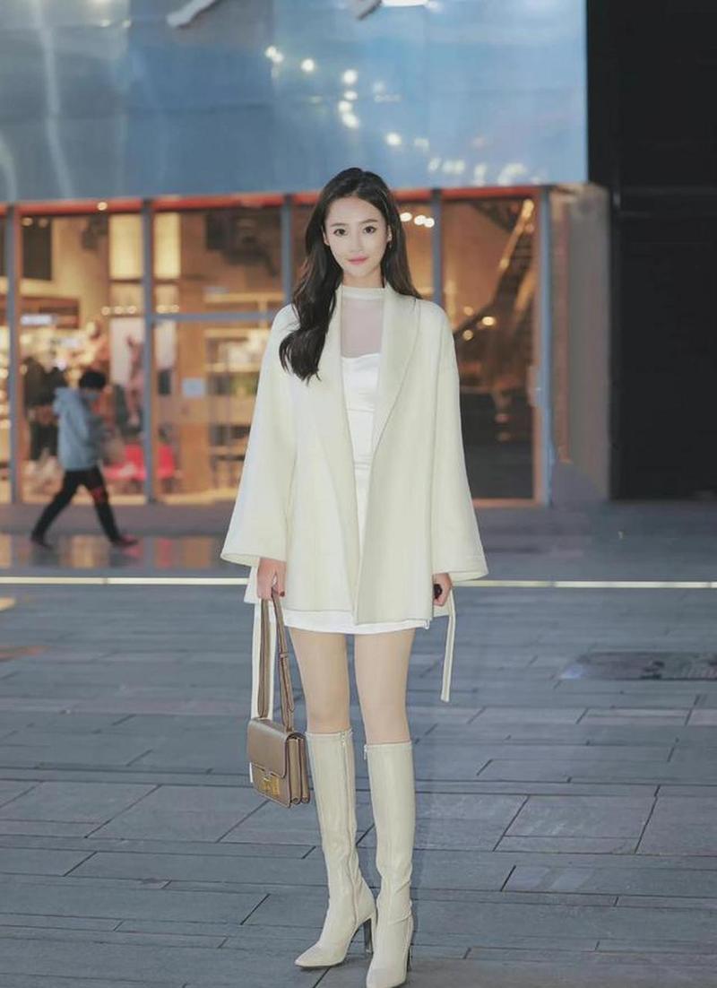 白色过膝长靴怎么搭配