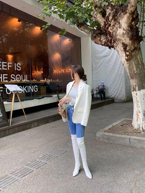 白色过膝长靴怎么搭配