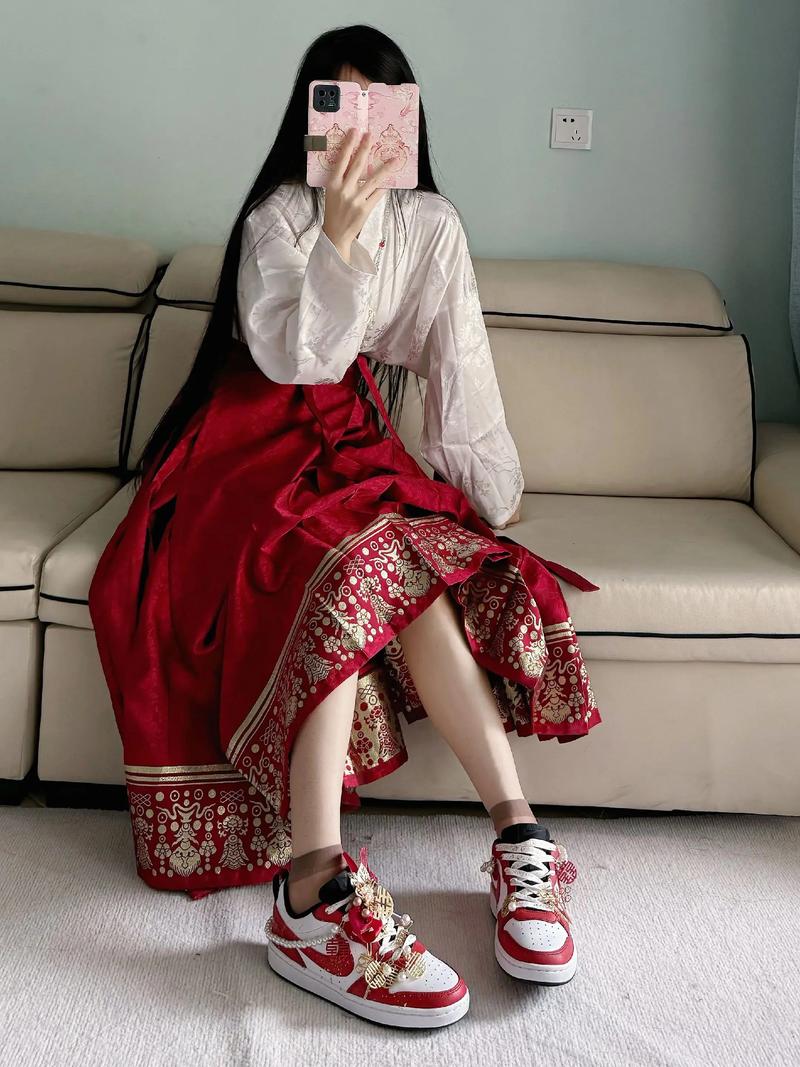 红色板鞋配什么裤子