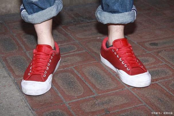 红色板鞋配什么裤子