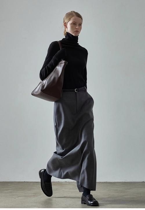 灰色过膝包臀修身裙怎么搭配