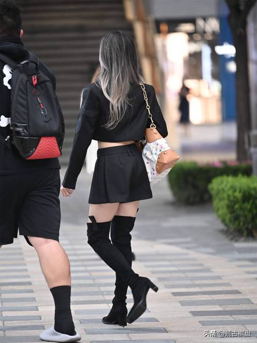 过膝黑裙怎么搭配