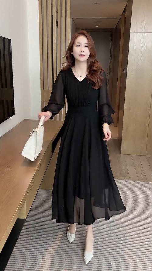 过膝黑裙怎么搭配
