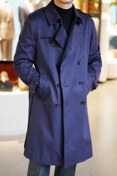 女士藏青色薄款风衣怎么搭配图片