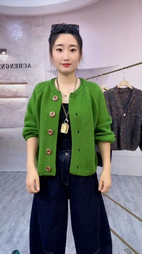 浅绿色外套毛衣怎么搭配