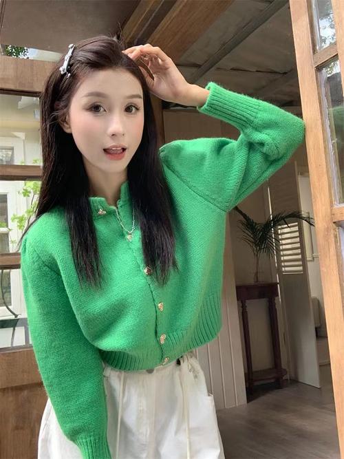 浅绿色外套毛衣怎么搭配