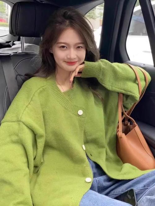 浅绿色外套毛衣怎么搭配