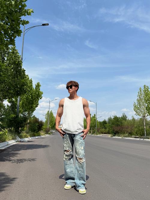 男士破洞裤怎么搭配